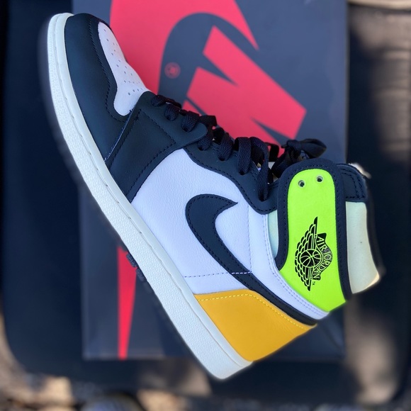 Air Jordan 1 Retro ”Volt Gold” it’s worn once asking...
